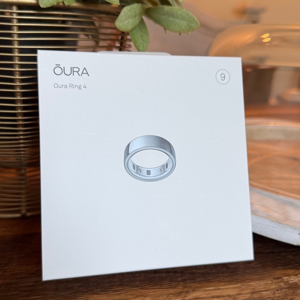 Oura NWT Ring 4 - Size 9 - New - Unopened - Elegant Silver - Two Chargers
